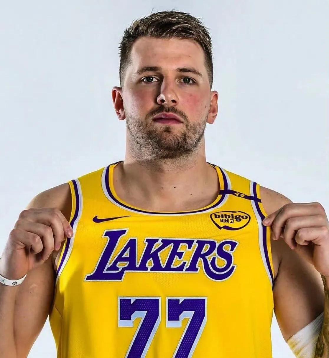 东契奇与40激战美国队分钟Faker在雄鹿比赛中势不可挡，现场解说直呼：今夜密尔沃基雄鹿调整名单以备社区盾(老鹰30分逆转凯尔特人)